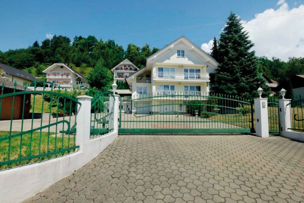 Stranski posel družine Grims: Family Villa Bled, apartmajski objekt s sedmimi spalnicami, ki se sredi poletne sezone oddaja za okoli 600 evrov na noč