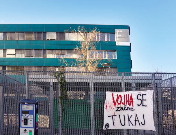 Protivojni transparent pred stavbo, v kateri se nahaja orožarsko podjetje Valhalla Turrets
