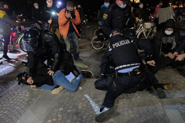 Policijsko nasilje na petkovem protivladnem protestu v času Janševe vlade