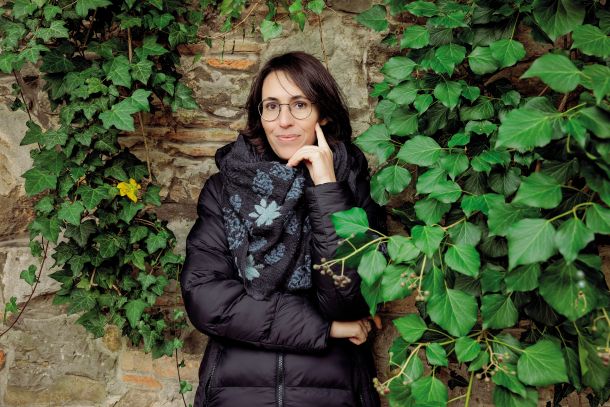 Katalonska pisateljica in pesnica Eva Baltasar je literarno pot začela s pisanjem poezije, objavila je deset pesniških zbirk, za katere je prejela različne nagrade, po nagradah pa sega tudi s svojimi romani; trenutno snuje četrtega. 