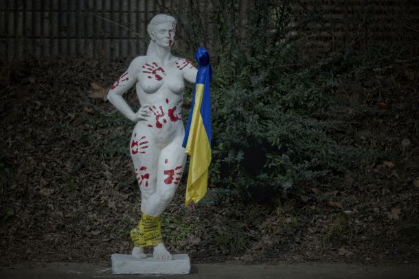 Kip, ki so ga nasproti ruskega veleposlaništva postavili člani in članice podmladka stranke SD