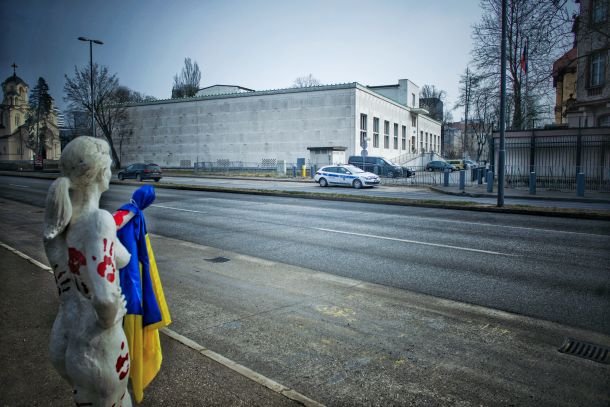 Vest obrnjena proti stavbi, v kateri v Ljubljani domuje rusko veleposlaništvo