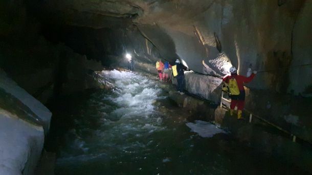 Visoka voda je med sobotnim turističnim obiskom zaprla varen prehod na dveh delih Križne jame (za jezerom 1 in za Kalvarijo). V Križni jami je tako ostala ujeta tričlanska slovenska družina z dvema vodičema po jami