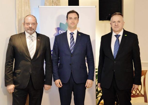 Roka Capla sta na volitvah leta 2022 na listi stranke Konkretno podprla tudi Alojz Kovšca in Zdravko Počivalšek