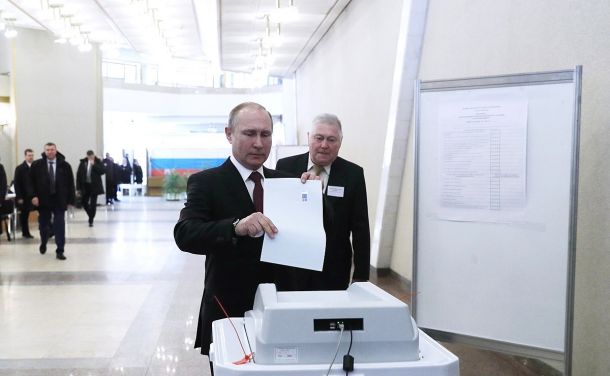 Vladimir Putin, ruski predsednik, med oddajo volilnega listka