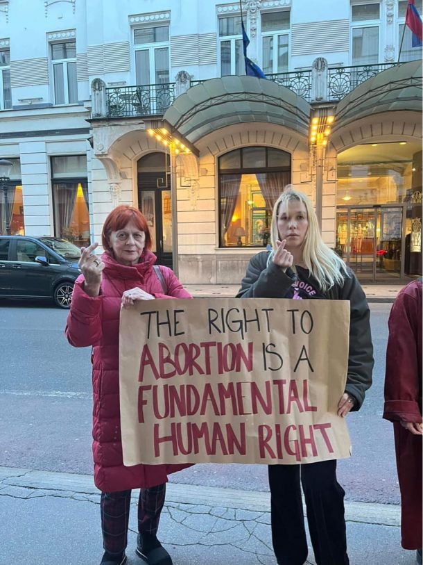 Napis na transparentu: Pravica do splava je temeljna človekova pravica.