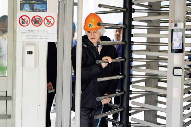 Predsednik vlade Robert Golob s čelado na glavi med obiskom Jedrske elektrarne Krško