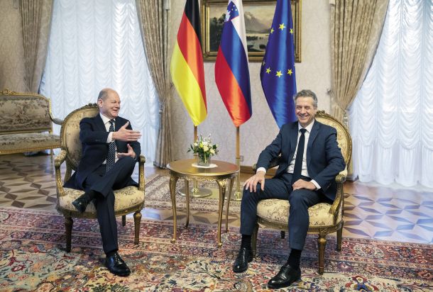 Nemški kancler Olaf Scholz in slovenski premier Robert Golob na srečanju v Ljubljani