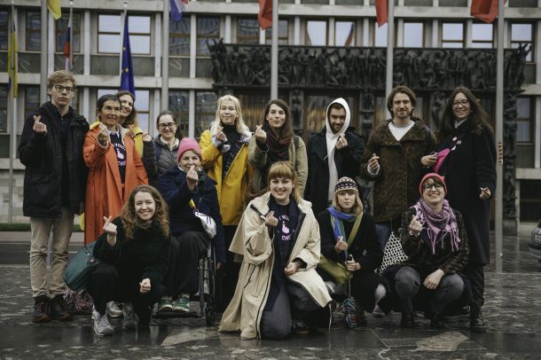 Članice in člani Inštituta 8. marec na današnji novinarski konferenci na Trgu republike
