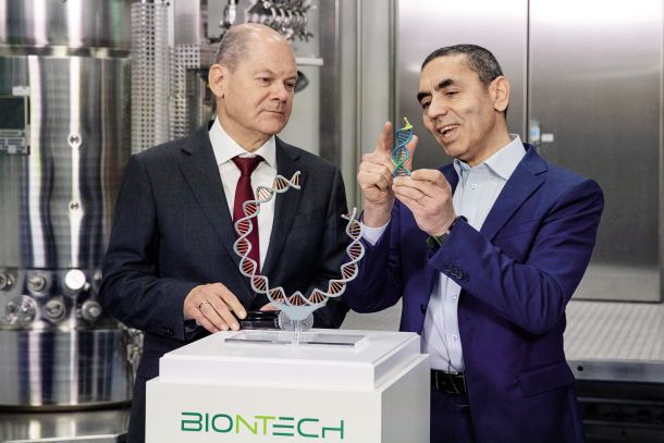 Ugur Şahin in nemški predsednik vlade Olaf Scholz in model DNA v podružnici velikana BioNTech v Marburgu 