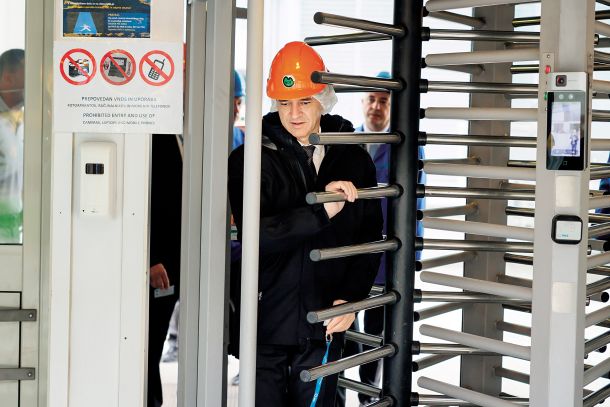 Predsednik vlade Robert Golob med obiskom Jedrske elektrarne Krško 