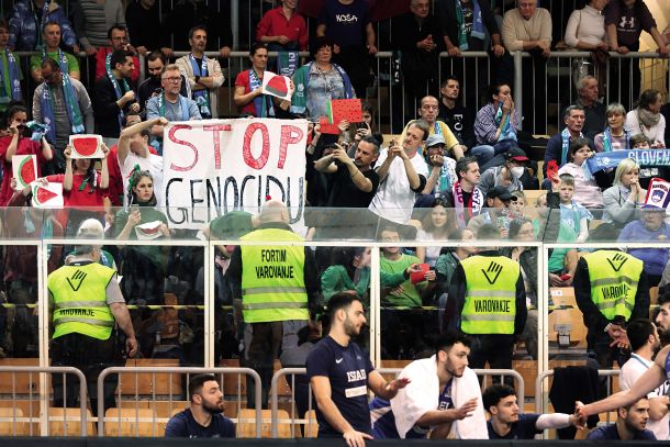 Desno od transparenta z napisom »Stop genocidu« je v beli majici videti pisatelja Andraža Rožmana, ki je bil, poleg Keka, sedaj oglobljen. Rožman napoveduje pritožbo. 