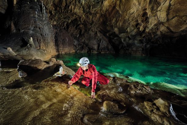 Biologinja Špela Borko, varuhinja Križne jame, ene najlepših vodnih jam v Evropi, celo na svetu, pred objektivom specialista za fotografiranje v težavnih jamskih razmerah. 
