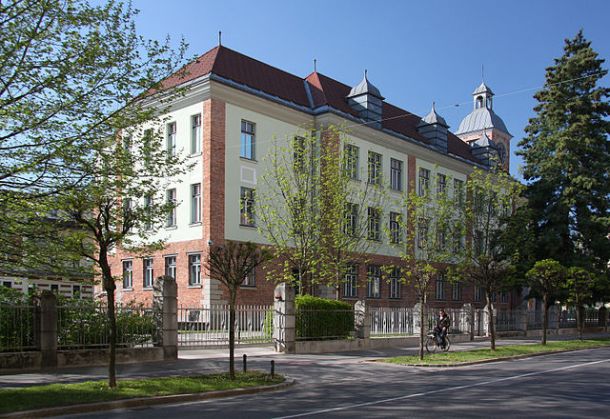 Stavba Mladika v Ljubljani