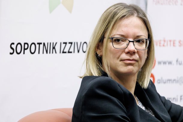 Sanja Ajanović Hovnik zdaj na državnih železnicah po poročanju medijev dobiva okoli 8400 evrov bruto plače, kar je dobre tri tisočake več, kot je dobivala kot ministrica.