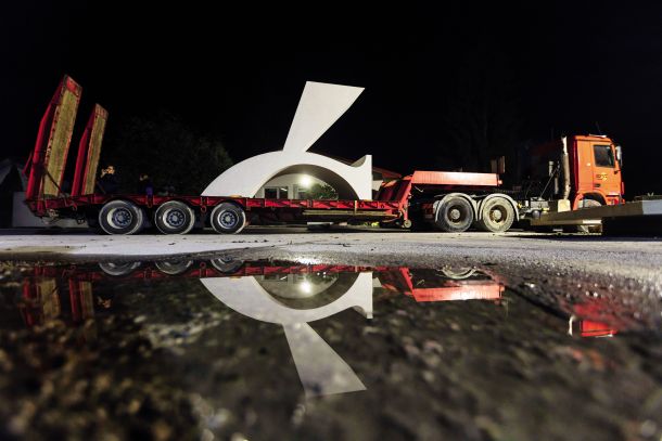 Transport spomenika izbrisanim iz Kamnika do Parka izbrisanih pred novo stavbo centra Rog v Ljubljani 