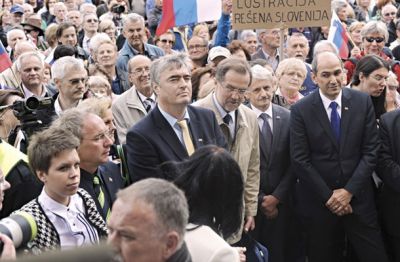 Neodvisni v.d. predsednika programskega sveta RTV Slovenija Mitja Štular na shodu v podporo Janezu Janši (v drugi vrsti levo od Franceta Cukjatija 