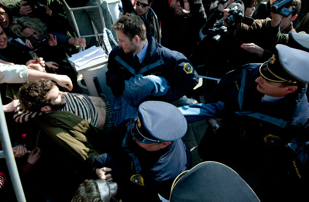 Člani gibanja 15o so skušali preprečiti deložacijo hiše Vaskrsićevih. Ob tem je policija prisilno odstranila okoli 20 članov gibanja.