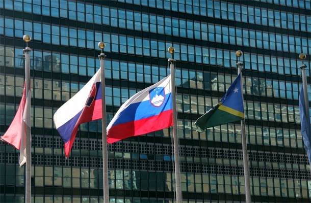 Slovenska zastava pred palačo ZN