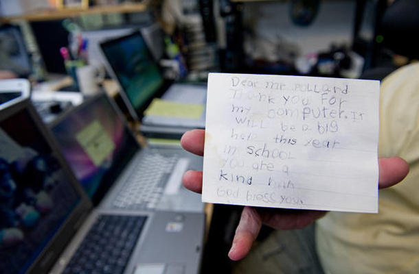 Pismo zahvale za enega od 500 rabljenih računalnikov, ki jih je Lee Pollard podaril revnim otrokom in upokojencem