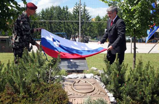Obrambni minister Roman Jakič med preimenovanjem vojašnice v Celju.