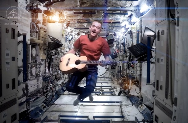 Poveljnik mednarodne vesoljske postaje Chris Hadfield
