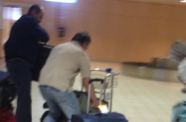 Janša in Šircelj pospravljata prtljago na letališču v Trapaniju, prejšnji torek. 