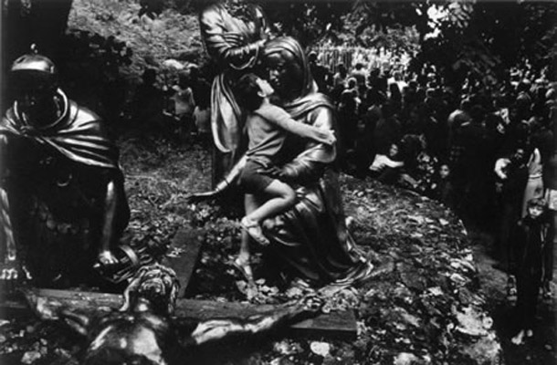 Jan Koudelka slovi kot fotograf prisotnosti človeškega duha v temačnih pokrajinah, njegova dela pa se osredotočajo motive obupa, opustošenja, odtujitve in odhajanja.