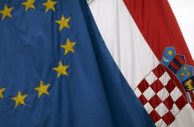 Vlada predlaga, da se slovenski trg dela zaščiti tako, da se najprej omogoči možnost zaposlovanja lastnim državljanom. 