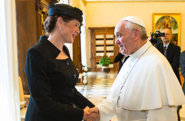 Premierko Alenko Bratušek je v zasebno avdienco sprejel papež Frančišek.