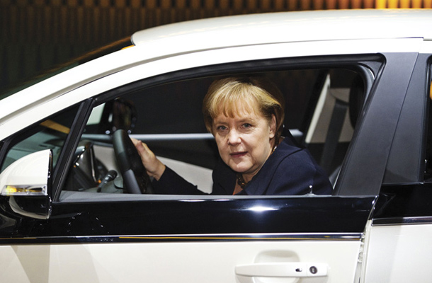 Angela Merkel med obiskom koncerna Opel