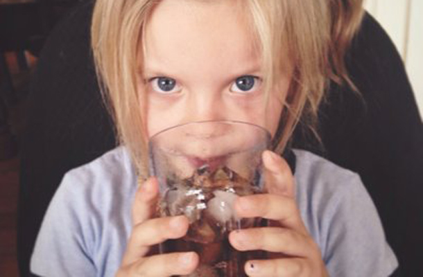 Da bo mogoče znanstveno dokazati povezavo med obnašanjem otrok in količino popitih sladkih pijač, bo treba izvesti še več študij.