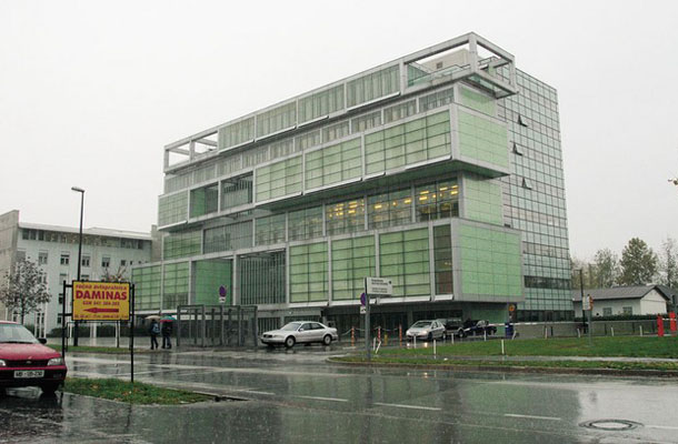 Stavba GZS v Ljubljani, kjer se na veliko snuje v smeri izboljšanja gospodarstva v Sloveniji.