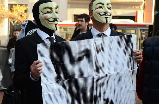 Pripadniki gibanja Anonymous v podporo Bradleyju Manningu.