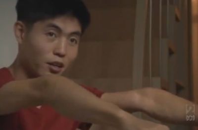 Zaradi mučenja ima Shin Dong-hyuk izkrivljene roke, rane na nogah in brazgotine na hrbtu
