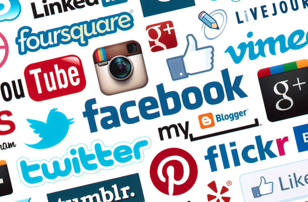 Objavljanje statusa na Facebooku, neprestano komentiranje na Twitterju in drugih podobnih socialnih omrežjih, skriva različne pasti.