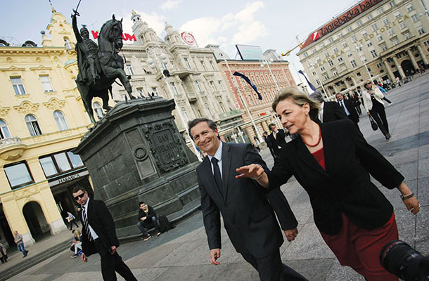 Zunanja ministra Slovenije in Hrvaške, Karl Erjavec in Vesna Pusić, sta v torek znova odprla vprašanje deviznih vlog nekdanje Ljubljanske banke.