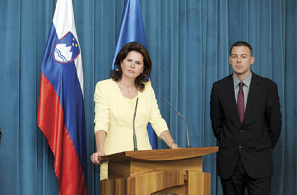 Predsednica vlade Alenka Bratušek in finančni minister Uroš Čufer sta na izredni seji DZ predstavila predlog državnega proračuna za prihodnji dve leti. 