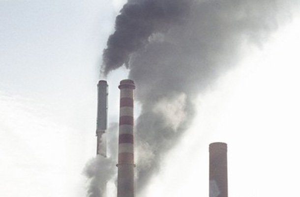 . Slovenija je po podatkih evropskega statističnega urada Eurostat iz leta 2011 po onesnaženosti s trdimi delci PM10 na desetem mestu v EU, po onesnaženosti z ozonom pa na kar tretjem.