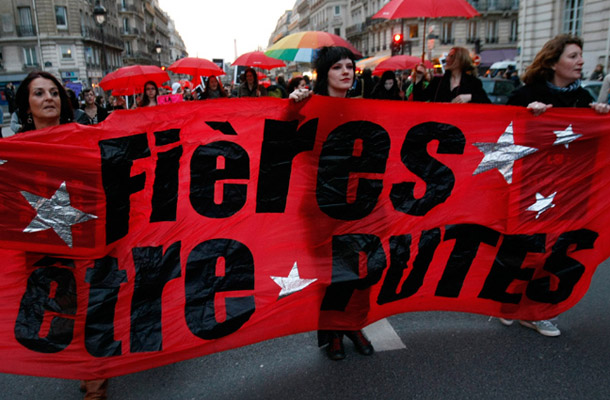 Francoske prostitutke predlogu zakona nasprotujejo in s transparenti sporočajo: Ponosne, da smo kurbe.