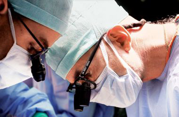 Zagrebški kirurg je povedal še, da ni edini, ki je v zadnjih nekaj tednih zapustil bolnika pod anestezijo sredi operacije, tako da je moral delo končati drug kirurg. 