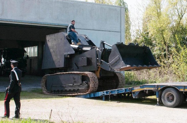 Zaseženi doma izdelani tank za invazijo na beneški Trg svetega Marka.