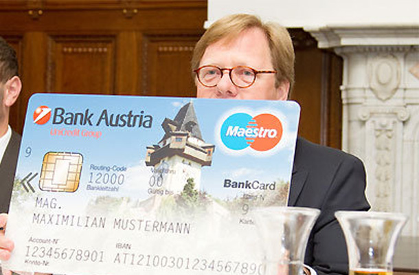 Predsednik združenja bank Willibald Cernko je politiko pozval k zmanjšanju obremenitve bančnega sektorja.