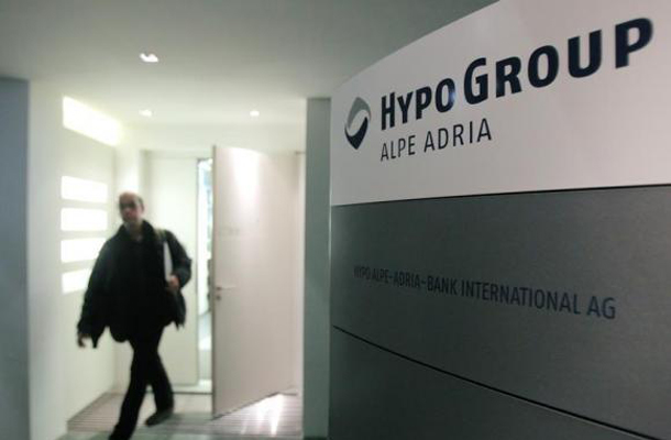 Avstrijska vlada namerava z razlastitvijo imetnikov vrednostnih papirjev razbremeniti davkoplačevalce, saj je do sedaj za reševanje Hypo Alpe Adria banke že porabila več kot 5 milijard davkoplačevalskih evrov.