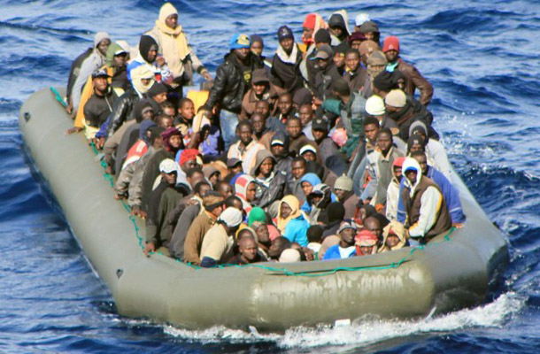 Ljudje v čolnih. Veliko ljudi v veliko čolnih...