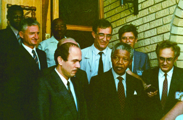 Tarča spremljanja pogovora Drnovšek-Mandela je bil predvsem Nelson Mandela, ki so ga ameriški agenti nadzorovali še dolgo potem, ko je bil tudi že v ZDA prepoznan kot borec za človekove pravice in ne kot vodja teroristov.