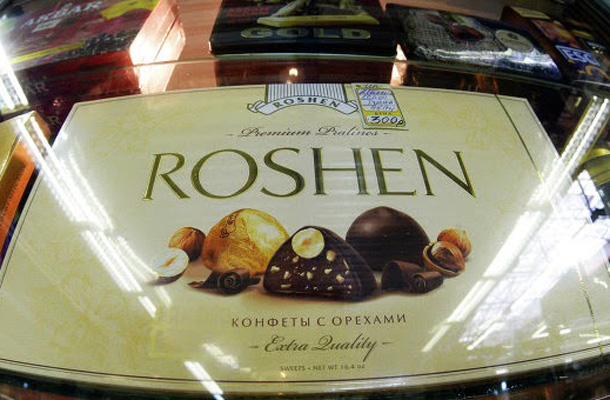S Porošenkovimi čokoladicami se v Rusiji do nadaljnjega ne bodo več sladkali.