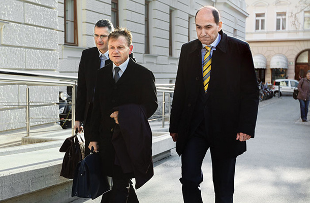 Janša je proti finskemu novinarju in YLE vložil tudi odškodninsko tožbo, v kateri je zahteval poldrugi milijon evrov odškodnine in umik izjav iz dokumentarne oddaje.
