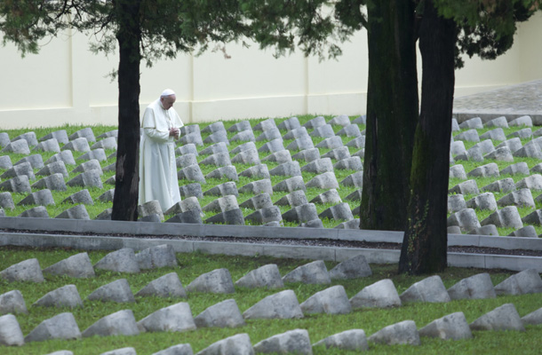 Papež je molil sam, vstop na pokopališče pa ni bil dovoljen nikomur, ne fotografom in novinarjem, niti njegovemu spremstvu.