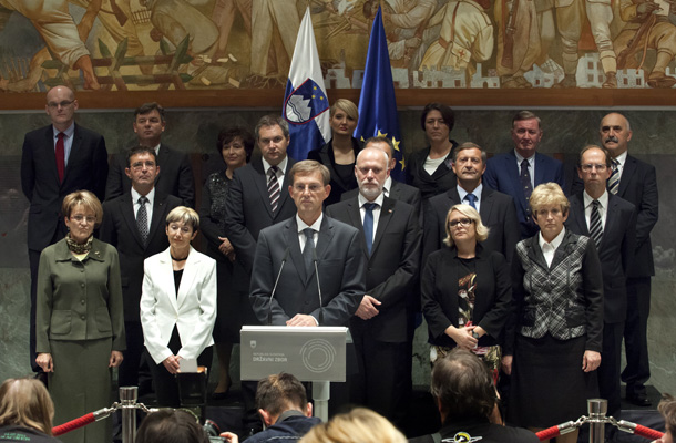 Fototermin z novoizvoljenimi ministri in ministricami, predsednikom vlade in predsednikom DZ .